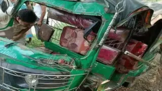 লামায় নিয়ন্ত্রণ হারিয়ে গাছে সিএনজির ধাক্কা, চালক নিহত ও আহত ৫