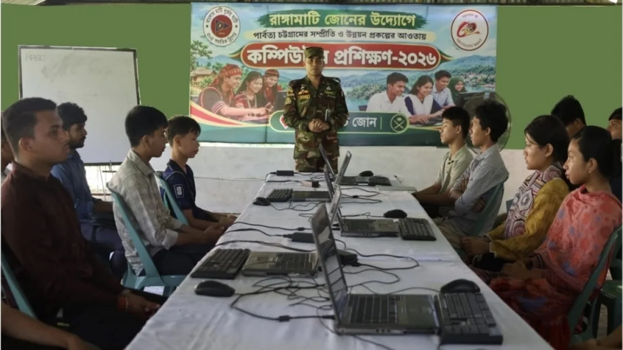 পাহাড়ের তরুণদের প্রযুক্তিনির্ভর দক্ষতায় সেনা জোনের কম্পিউটার প্রশিক্ষণ