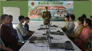 পাহাড়ের তরুণদের প্রযুক্তিনির্ভর দক্ষতায় সেনা জোনের কম্পিউটার প্রশিক্ষণ