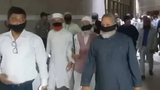মুখে কালো কাপড় বেঁধে সংসদ ভবন থেকে বেরিয়ে গেল বিরোধীদল