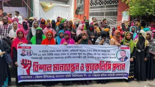 তিন মাসের বেতন-ভাতার দাবিতে চট্টগ্রাম প্রেস ক্লাবে শ্রমিকদের মানববন্ধন