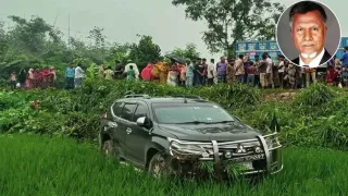 নিয়ন্ত্রণ হারিয়ে জমিতে খাদ্য প্রতিমন্ত্রী আবদুল বারীর গাড়ি, আহত পথচারী