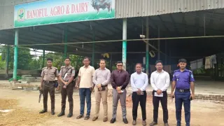 খালে বর্জ্য ফেলায় আনোয়ারায় বনফুল এগ্রোকে ৫০ হাজার টাকা জরিমানা