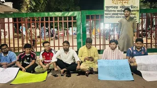 সিএনজি সিন্ডিকেটের প্রতিবাদে চবির মূল ফটকে তালা দিল চাকসু